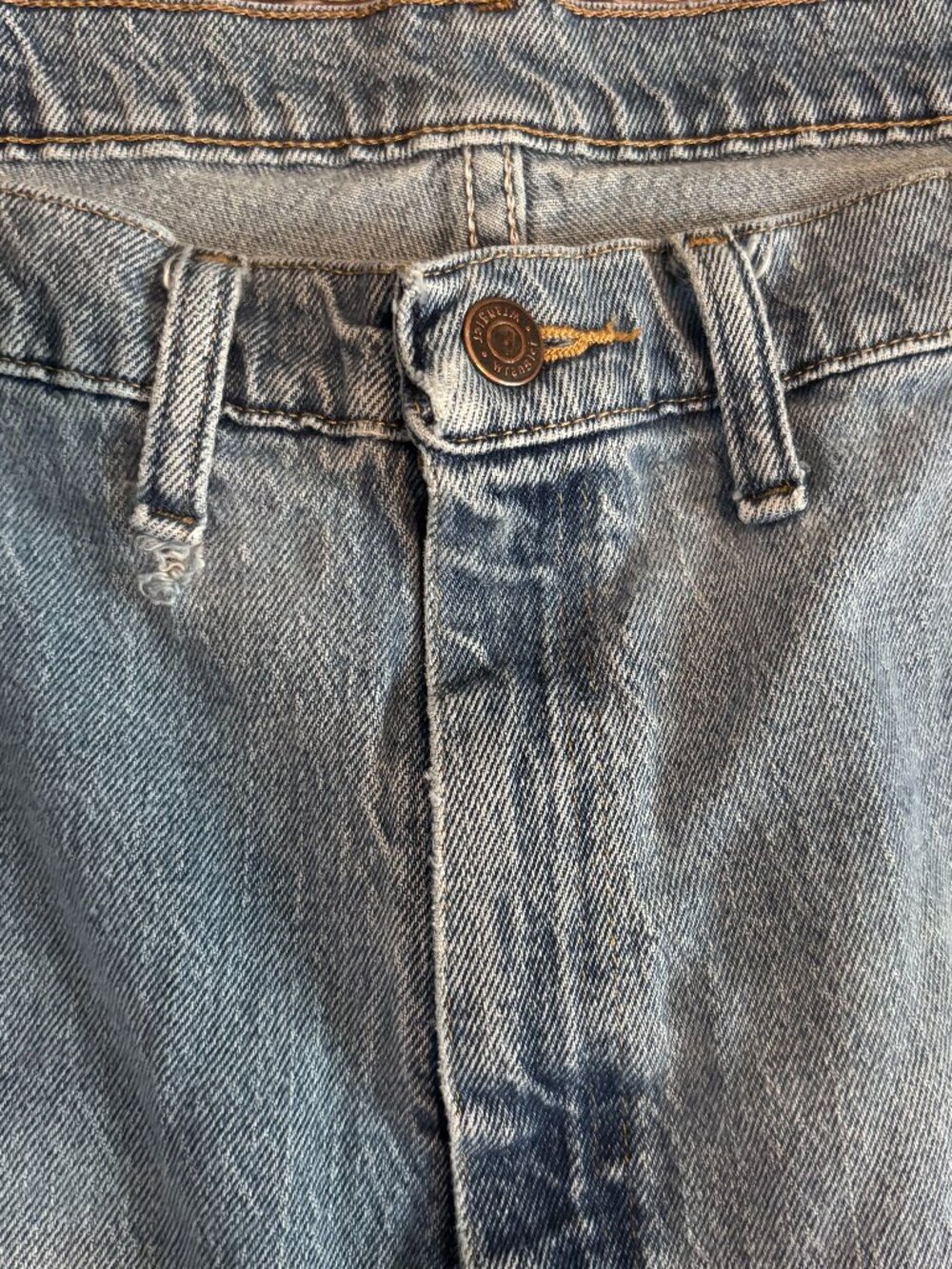 Wrangler Relaxed Fit Jeans Men’s 44x30 Light Wash Vintage Distressed Denim - Picture 2 of 7